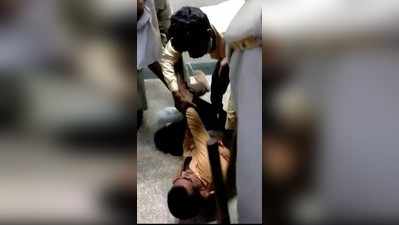 चोर को दी तालिबानी सजा! पहले लोगों ने पीटा, फिर मौके पर पहुंची पुलिस ने बूटों से की पिटाई, खंभे से बांधा