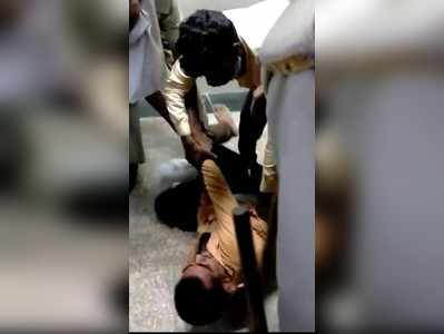चोर को दी तालिबानी सजा! पहले लोगों ने पीटा, फिर मौके पर पहुंची पुलिस ने बूटों से की पिटाई, खंभे से बांधा