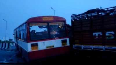 Agra Bus Accident: आगरा में भीषण सड़क हादसा, 4 लोगों की मौत... 12 लोग घायल