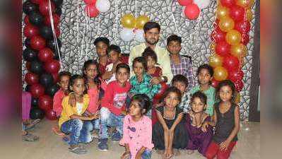Mirzapur News: मिर्जापुर के युवक ने गरीब बच्चों के साथ मनाया जन्मदिन, दी बेहतरीन दावत