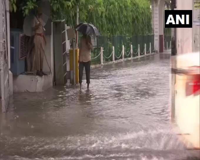 उत्तर प्रदेश: लखनऊ में भारी बारिश के बाद कई जगहों पर सड़कों पर जलभराव हो गया।