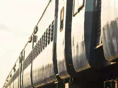 Chhattisgarh News : महासमुंद में पांच बेटियों के साथ ट्रेन के आगे कूदी मां, सभी की मौत