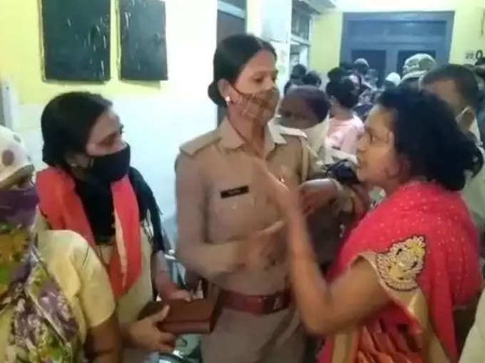 अयोध्या में वैक्सीनेशन के दौरान भिड़ीं दो महिलाएं, जमकर की मारपीट