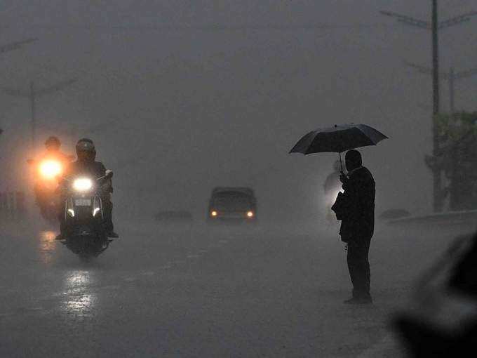 मुंबई में भारी बारिश के कारण 11 लोगों की मौत, हालत खराब
