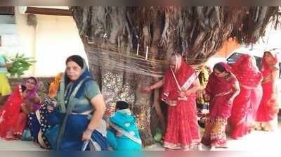 Hamirpur News: वट सावित्री अमावस्या पर उमड़ी सुहागिन महिलाओं की भीड़, सोशल डिस्टेंसिंग नियमों की धज्जियां उड़ीं