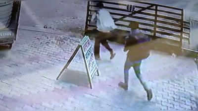 கொள்ளை அடித்த மர்ம நபர்கள்... CCTV வெளியீடு