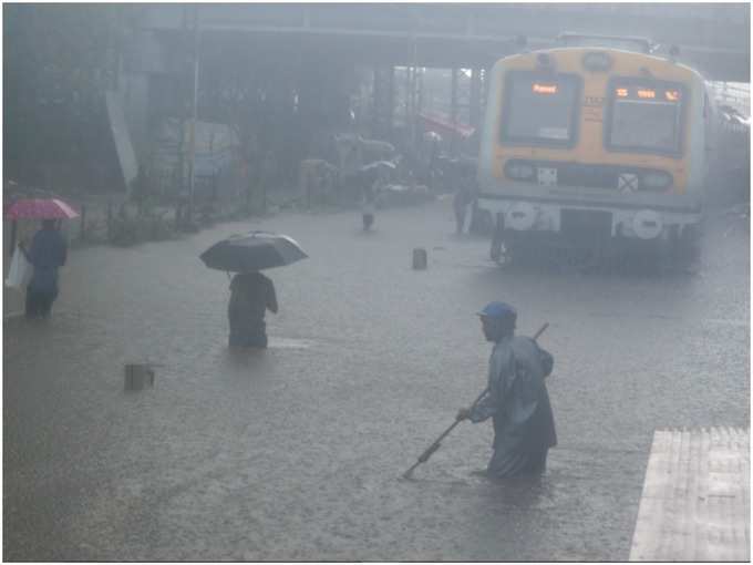 मुंबई में भारी बारिश के चलते डूब गईं रेल की पटरियां