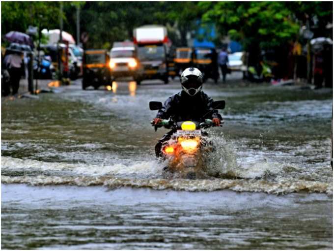 मॉनसून की बारिश में अंधेरी में हर तरफ पानी ही पानी