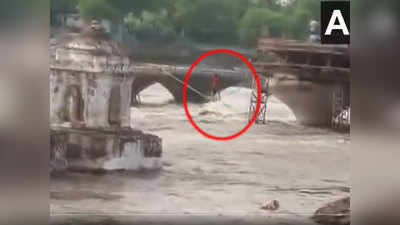 Madhya Pradesh News: सागर में नदी का जलस्तर बढ़ा तो फंस गए मजदूर, जान बचाने के लिए रस्सी पर चले
