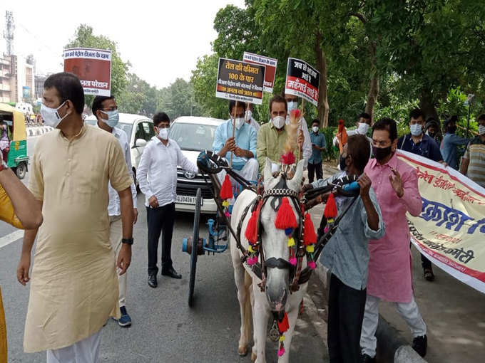 तांगे पर बैठकर विरोध प्रदर्शन करने पहुंचे केसी वेणुगोपाल