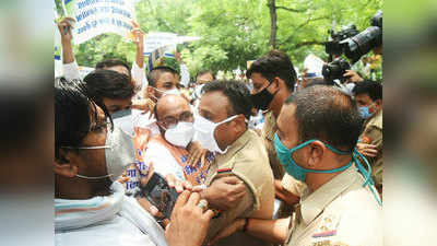 Lucknow News: पेट्रोल-डीजल की कीमतों में बढ़ोत्तरी के खिलाफ प्रदर्शन से पहले ही कांग्रेस यूपी प्रदेश अध्यक्ष अजय कुमार लल्लू गिरफ्तार