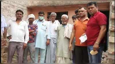 Mathura News: मथुरा में स्वास्थ्य व्यवस्था बेहाल, सरकारी अस्पताल में भरा भूसा और उपले