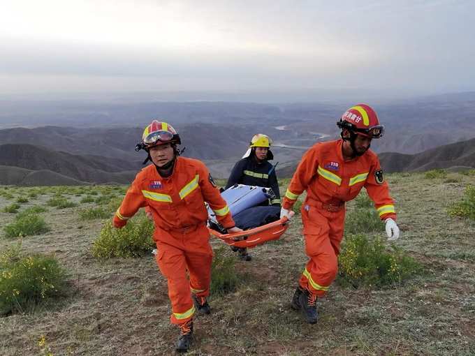 FILE PHOTO_ Rescue workers work at the site of the accident where extreme cold weather killed participants of an 100-km ultramarathon race in Baiyin.