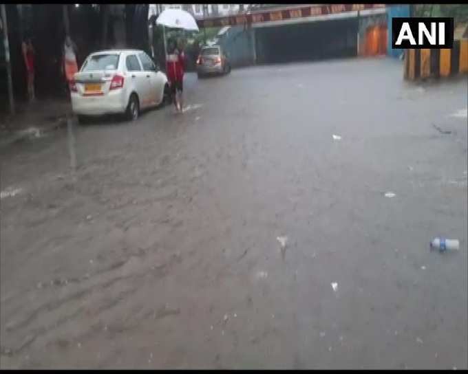 मुंबई में लगातार हो रही बारिश से अंधेरी सबवे में जलभराव हो गया।
