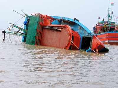 হলদি নদীতে ট্রলার উল্টে মৃত ১, নিখোঁজ ৩