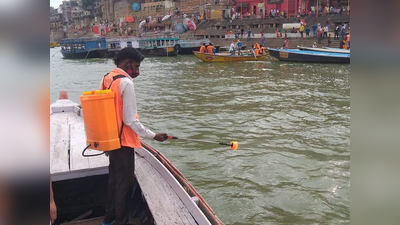 Varanasi News: गंगा की बिगड़ी सेहत का उपचार शुरू, बायोरेमेडीऐशन सॉल्यूशन स्प्रे से हटाया जा रहा शैवाल