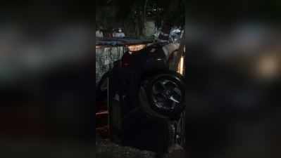 Mumbai Ghatkopar car Video: मुंबई में गड्ढे में समा गई थी पूरी कार,इस तरह निकाली गई बाहर, देखें वीडियो