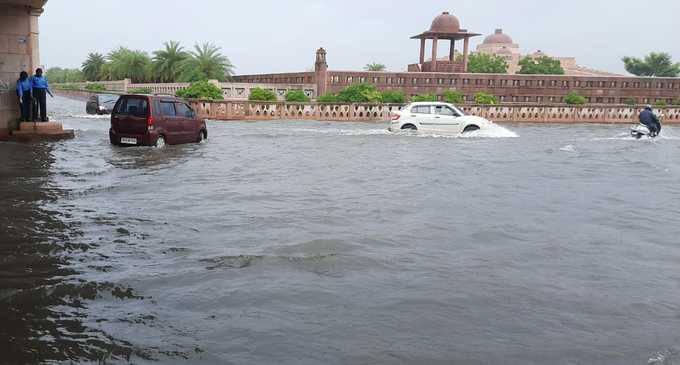 लखनऊ में आज सुबह से ही तेज बारिश हो रही है, शहर की कई सड़कें पानी में डूब गई हैं।