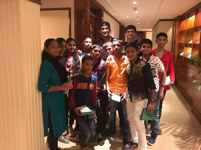 Sushant Singh Rajput Photo With Students