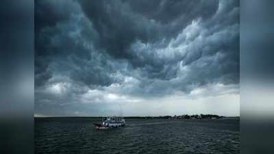 মুখ ভার আকাশের, আর কিছুক্ষণের মধ্যেই ধেয়ে আসছে বজ্র-বিদ্যুৎ সহ বৃষ্টি