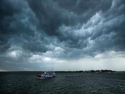 মুখ ভার আকাশের, আর কিছুক্ষণের মধ্যেই ধেয়ে আসছে বজ্র-বিদ্যুৎ সহ বৃষ্টি