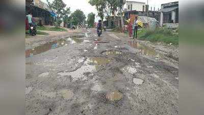कुशीनगरः केवल कागजों में है गड्ढामुक्त सड़कों का दावा, असल में हादसों को दावत दे रही हैं सड़कें