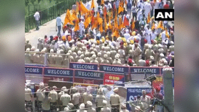 Protest in Punjab: पंजाब में घमासान, अमरिंदर के घर के बाहर अकाली दल का प्रदर्शन, पुलिस ने छोड़े वॉटर कैनन, सुखबीर सिंह बादल हिरासत में