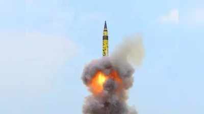 कहीं बड़े युद्ध की तैयारी तो नहीं...चीन और पाकिस्‍तान बढ़ा रहे हैं परमाणु हथियार