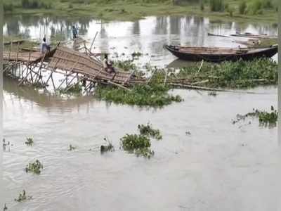 ঝুমি নদীতে পানার চাপে ভাঙল বাঁশের সাঁকো, সমস্যায় হাজার হাজার মানুষ