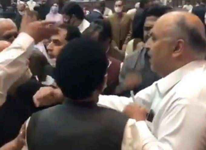 Pakistan Assembly chaos1