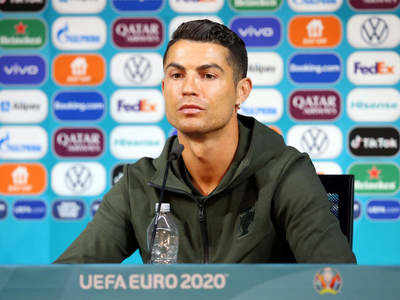 Cristiano Ronaldo: रोनाल्डो ने मेज से हटाईं 2 बोतलें और कोका को लग गई ₹293 अरब की चपत