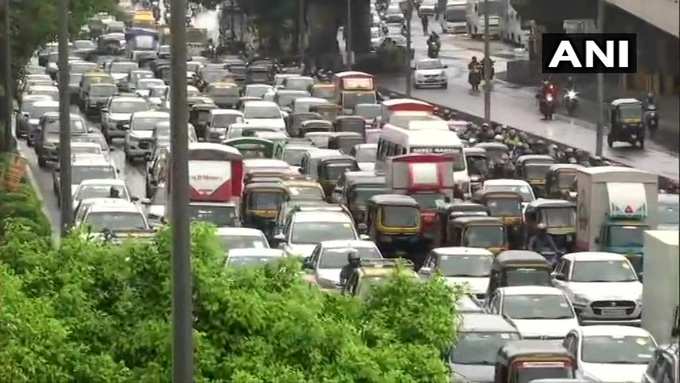 मुंबई में भारी बारिश के कारण शहर के विभिन्न हिस्सों में ट्रैफिक जाम हो गया है। तस्वीर वेस्टर्न एक्सप्रेस हाईवे की है।