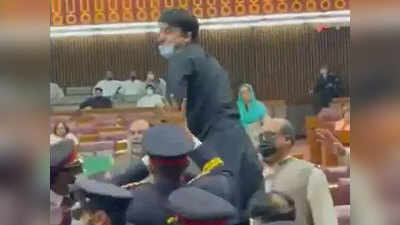 पाहा व्हिडिओ: पाकिस्तानच्या संसदेत राडा; खासदारांमध्ये जोरदार हाणामारी