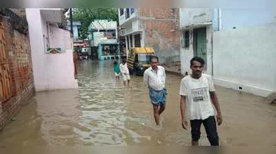 Prayagraj News: नगर निगम की लापरवाही से प्रयागराज की गलियां बनीं तालाब, जलभराव से हजारों परिवारों पर आफत