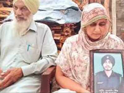 Punjab news: कैंसर पीड़ित बेटी के पिता ने दरवाजे पर लगाया बोर्ड- इलाज के लिए घर बिकाऊ है