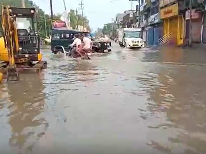 देखिए कहीं घरों में घुसा पानी... तो कहीं जलजमाव के हालात