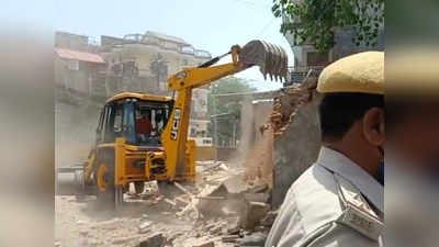 ललितपुर: ओवरब्रिज निर्माण में बाधा बन रहे होटल और अन्य इमारतों के हिस्सों को प्रशासन ने किया ध्वस्त