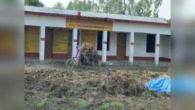 बाराबंकीः कोरोना काल में पराली डंपिंग जोन बने बंद पड़े सरकारी स्कूल, ग्रामीणों ने जमाया कब्जा