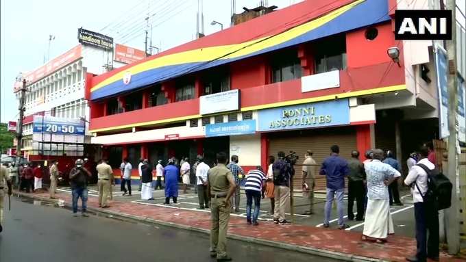 कोरोना लॉकडाउन में छूट मिलने के बाद केरल में आज शराब की दुकानें और बार फिर से खुल गए हैं जिसके बाद बड़ी संख्या में लोग शराब खरीदने के लिए पहुंचे।