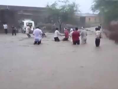 पुराच्या पाण्यात दोर बांधून जीवघेणा प्रवास, नाला ओलांडताना महिलेचा तोल गेला अन्....