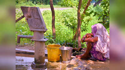 मिर्जापुर में वाटर लेवल गिरने से पीने के पानी की किल्लत, एक नल के भरोसे पूरा गांव