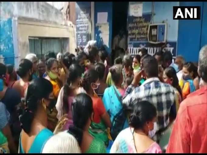 तमिलनाडु : राशन दुकान पर सोशल डिस्टेंसिंग का उल्लंघन