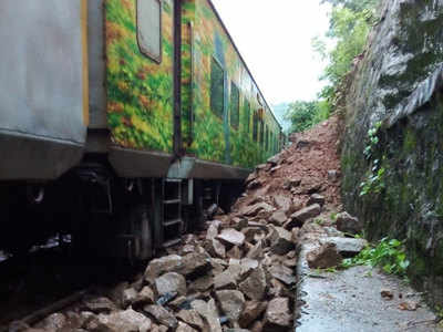 Jharkhand News: भूस्खलन के बाद रेलवे ट्रैक पर गिरा पत्थर, नई दिल्ली-रांची राजधानी स्पेशल का इंजन क्षतिग्रस्त, सभी यात्री सुरक्षित