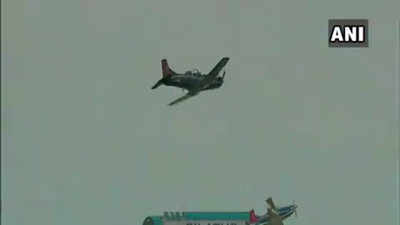 वायुसेना अकादमी में कंबाइंड ग्रेजुएशन परेड के दौरान आसमान में विमान का करतब