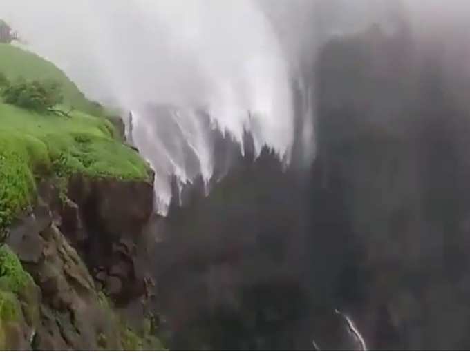 रिवर्स वाटरफॉल भारत - Reverse Waterfall, India