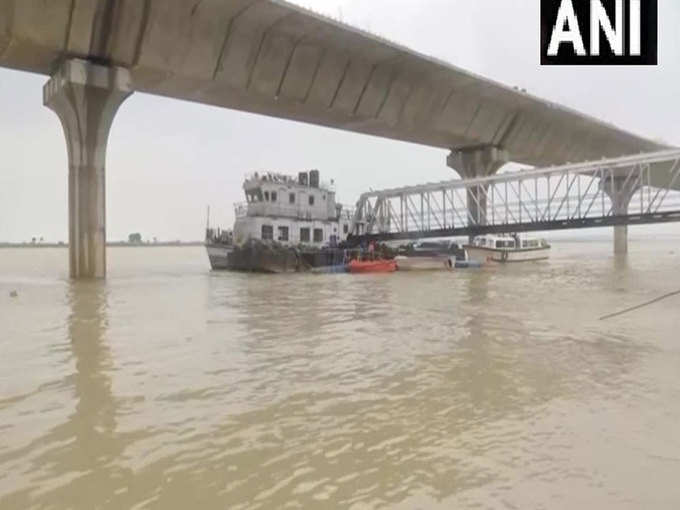 गंगा नदी की यह तस्वीर पटना के गांधी घाट की है।