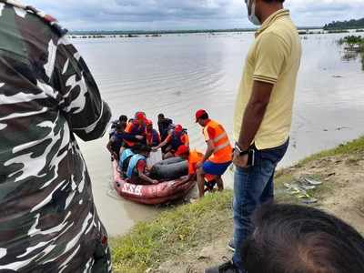 शारदा नदी का जलस्तर बढ़ने से टापू पर फंसे लोग, रेस्क्यू कर सुरक्षित निकाला गया