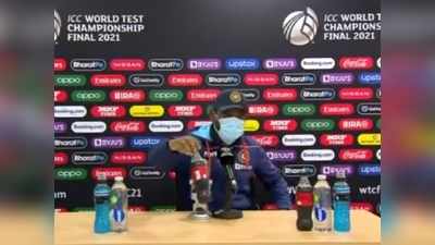 कोक की बोतल देख टीम इंडिया के फील्डिंग कोच आर श्रीधर बोले- इसे हटा दूं क्या?  VIDEO वायरल