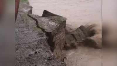 उत्तराखंड में भारी बारिश के बाद उफान पर गंगा नदी, समा गई गांव की पूरी सड़क, ग्रामीणों में दहशत