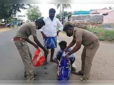 சேலத்திற்கு டூவிலரில் சரக்கு கடத்திய 7 பேரை ஸ்டேஷன் அழைத்துச் சென்ற போலீசார்!